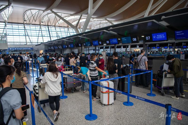 浦东机场"排队超千米"?摄影记者去现场看了看