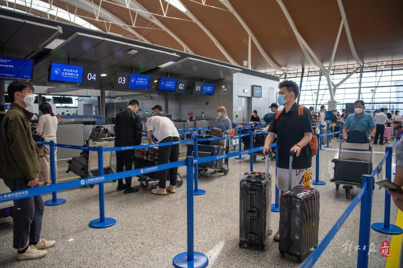 浦东机场"排队超千米"?摄影记者去现场看了看