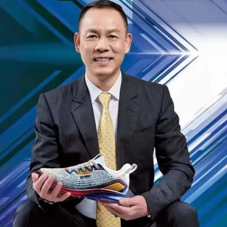 丁辉煌"公告称,期内毛利率按年上升4个百分点至41.8%.