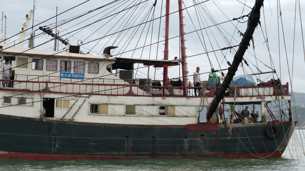 她告诉小斗,她家的渔船长约29米,宽6米,船舱分上下两层,顶层有驾驶室