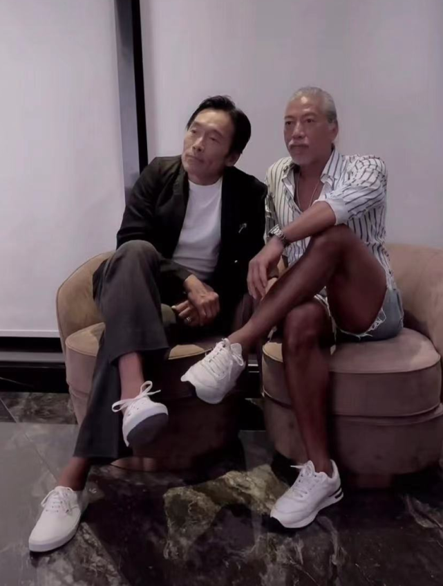 古惑仔张耀扬郑浩南同框!前者头发花白显老态,相差2岁似两代人
