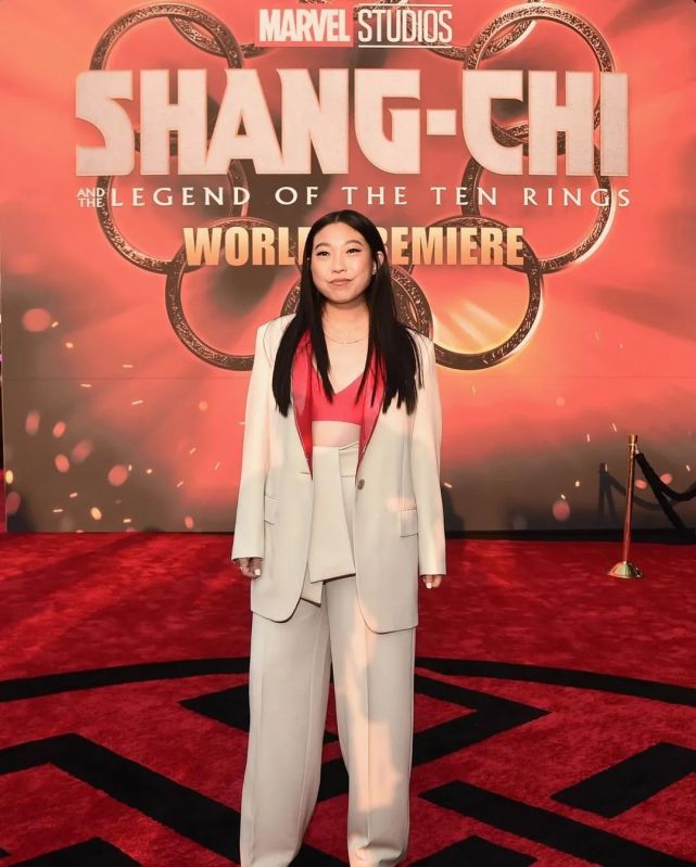 奥卡菲娜饰演尚气的朋友凯蒂(katy)陈法拉饰演尚气的