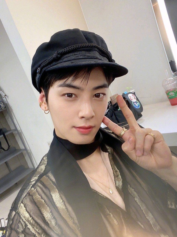 《switch on》的迷你8辑活动,车银优通过twi和ins还感谢着aroha粉丝们