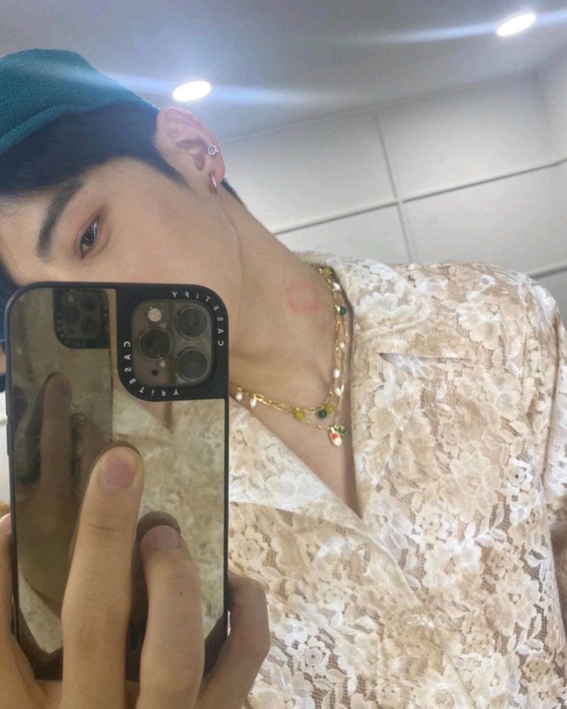 车银优,脖子上突然出现啵啵痕迹的唇印?在看镜子里的什么呢