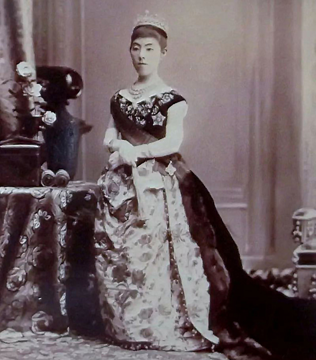 明治天皇的老婆真不错写了三万首和歌被天皇称为天狗娘
