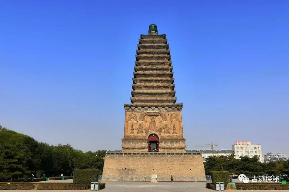 古塔所在地本是三燕龙城宫殿,如今宫殿遗址就在北塔周边,前燕之主慕容