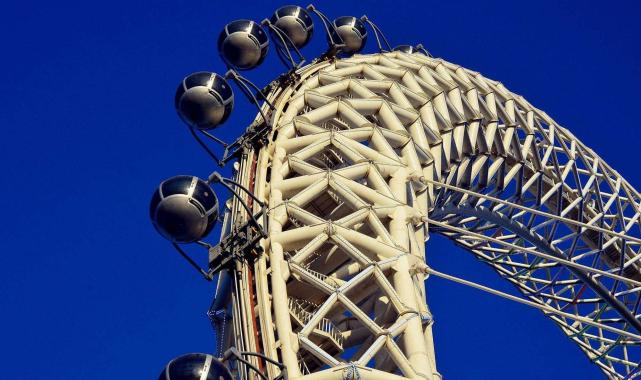 世界最大摩天轮在山东建成高达145米转一圈要30分钟