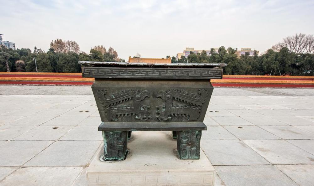 地坛公园位于北京市东城区安定门外大街,门票仅收两元,这个价格放在