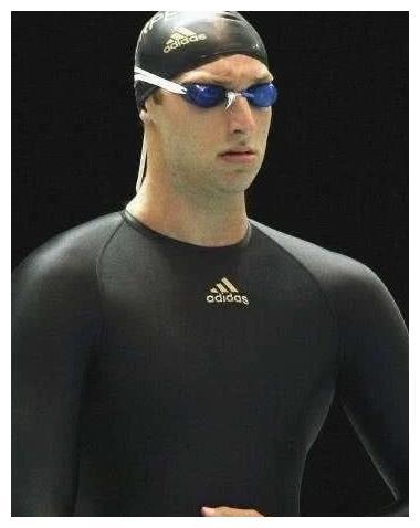 被禁的鲨鱼衣有多强大?菲尔普斯穿它勇夺八金,一年刷新43个纪录