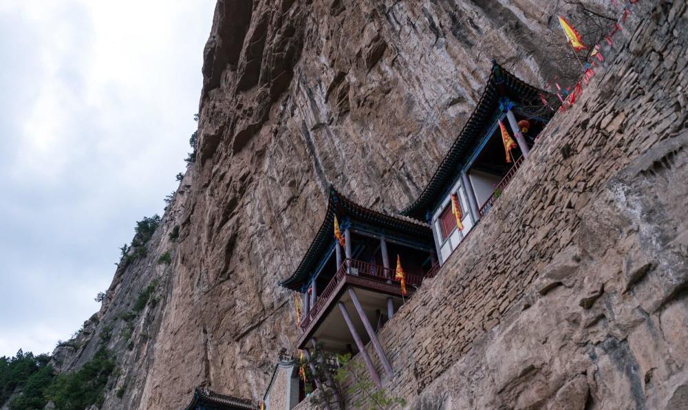 山西最危险的道院建在数百米高的悬崖上因倒垂莲花而得名