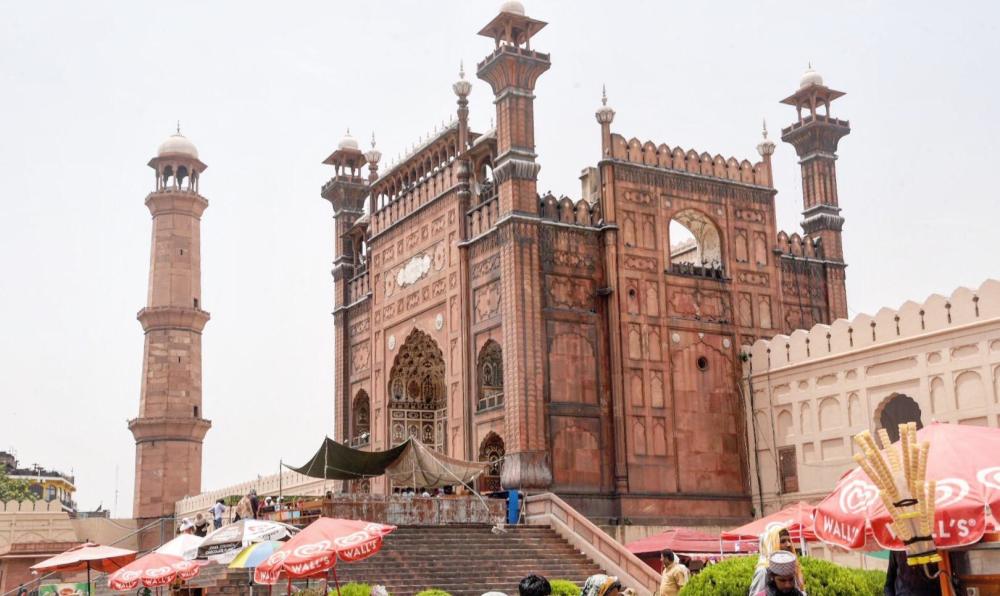 巴基斯坦最大的清真寺,竟是印度皇帝主持修建,位列世界遗产之二