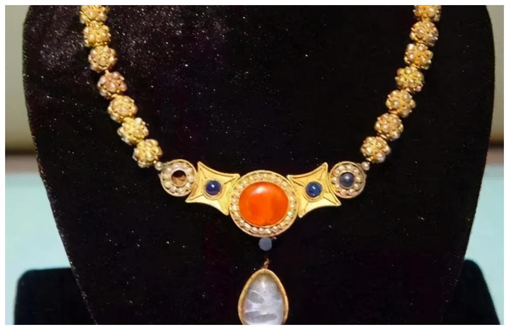 据悉,在李静训的墓葬中,出土了二百多件珍贵的随葬物品.