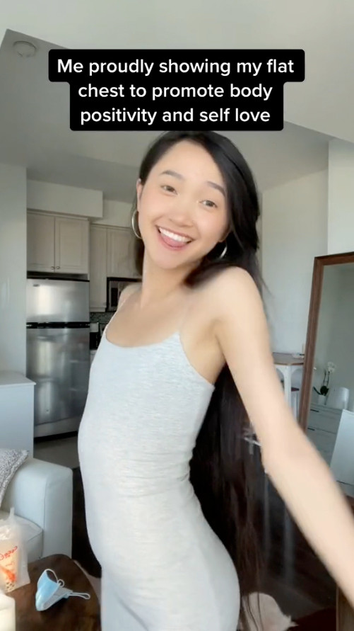 平胸女拒绝被物化,倡导对身体自信自爱,因为没有曲线也是一种美_腾讯