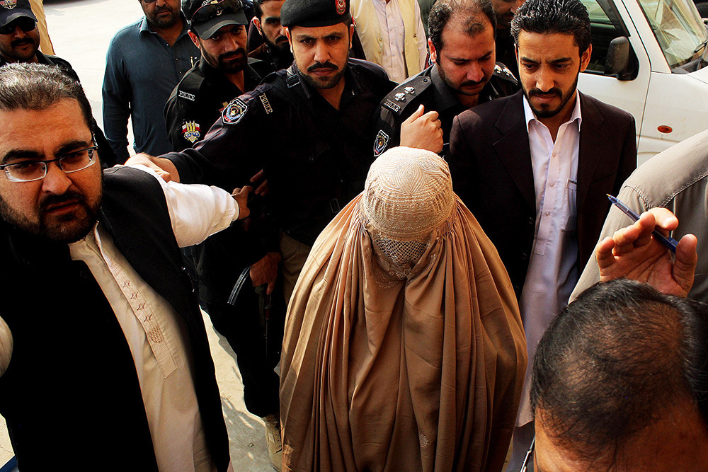 【图集】阿富汗女人:身披布卡罩袍,"害怕回到最黑暗的日子"_腾讯新闻