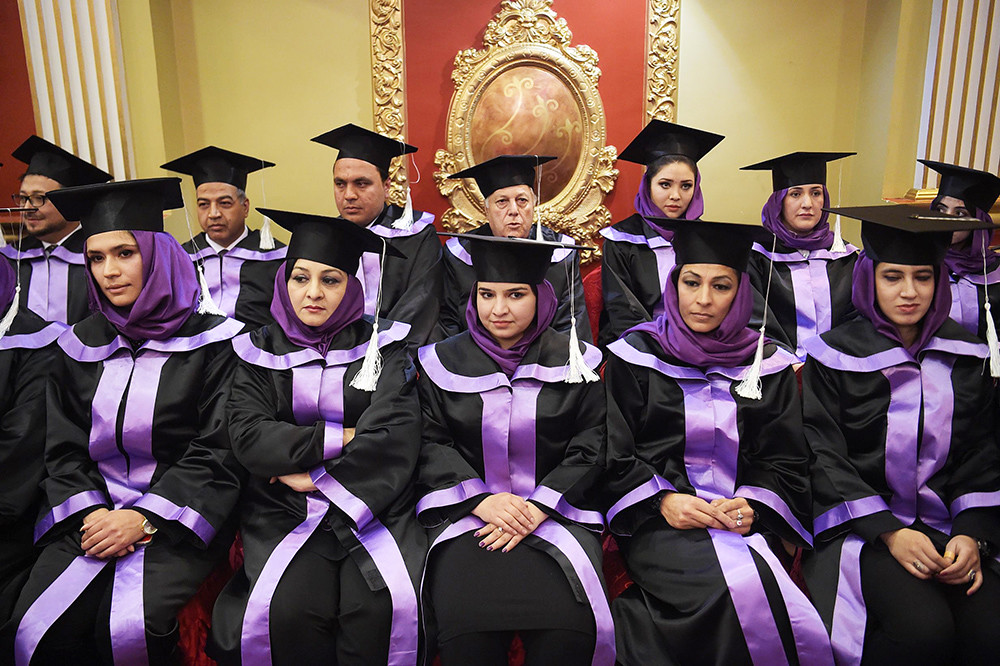 【图集】阿富汗女人:身披布卡罩袍,"害怕回到最黑暗的日子"_腾讯新闻