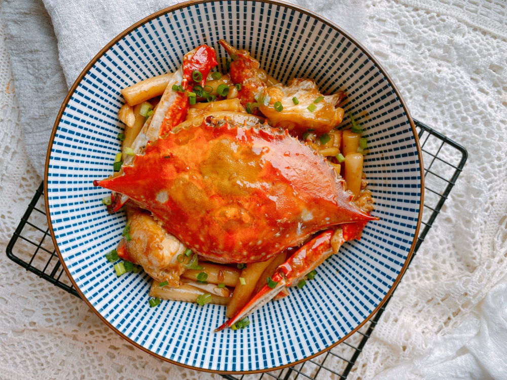 浙江名菜梭子蟹炒年糕,很多人第一步就错了,这样做比饭店的好吃_腾讯