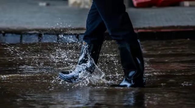 大雨中这些赤脚上阵的男人,太man了!