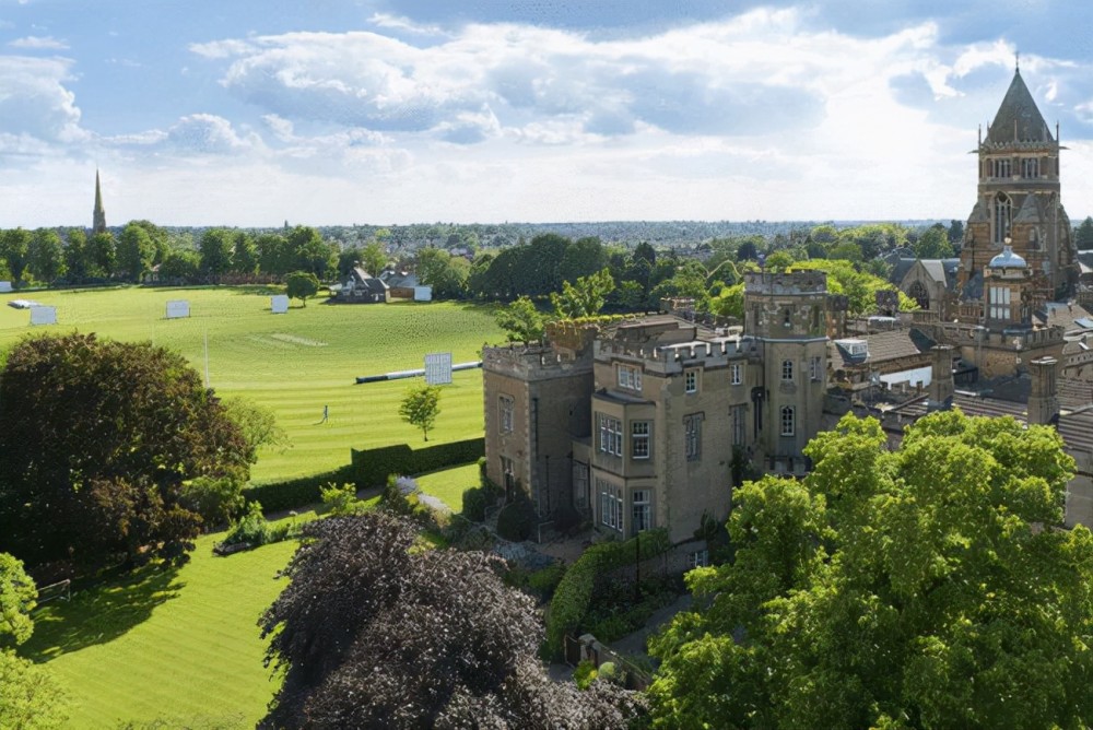 90后豪门贵族:坐拥千亿,豪宅拥有500个房间,还有80万亩地皮