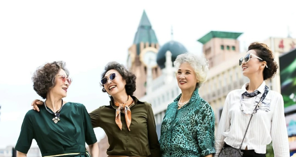 4位老太太美成一道风景,重新定义"中国奶奶"