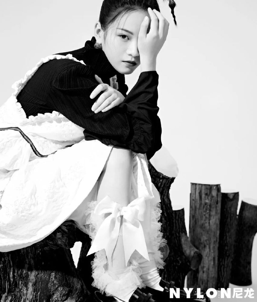 组图英子李庚希浓妆风未来感写真大片