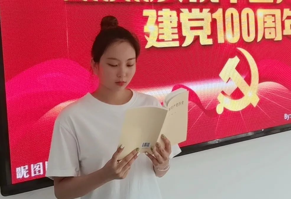 好不容易得到了一袋干粮,却在过一座桥时为照顾一位伤员不慎把自己的