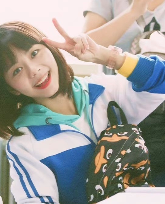 谭松韵少女感太强海边怼脸照秒变高中生谁相信她竟然31了