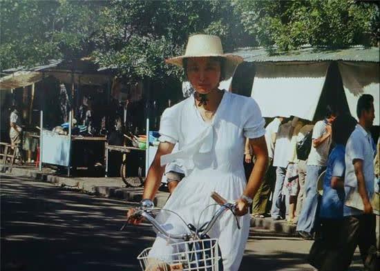 实拍80年代北京街头美女,如同出水芙蓉,图6女子回眸一笑太惊艳