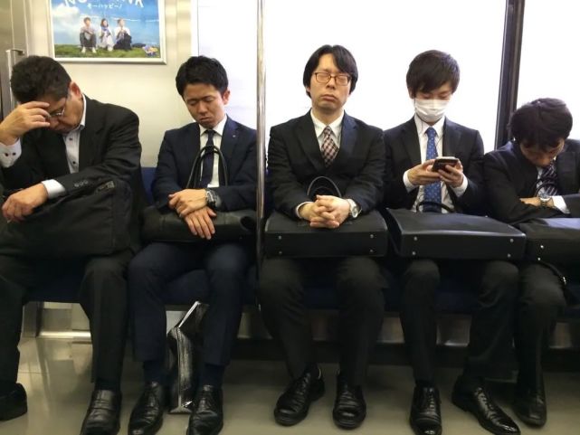 日本,電車上打盹的上班族