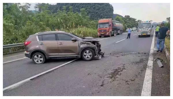 轿车在包茂高速公路上追尾,竟是疲劳驾驶引起