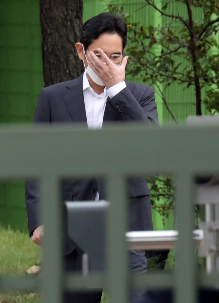 获释后立即重返办公室会见高管李在镕急着解决三大优先事项