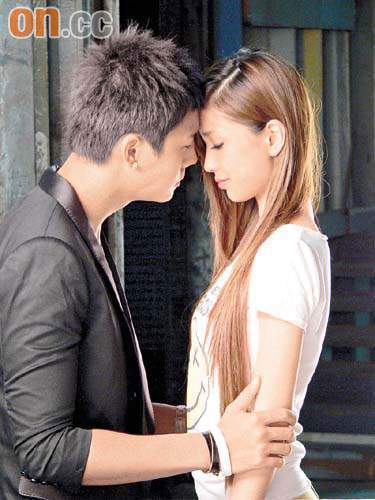 随着angelababy的名气越来越大,身为她的绯闻男友的陈伟霆也被大众