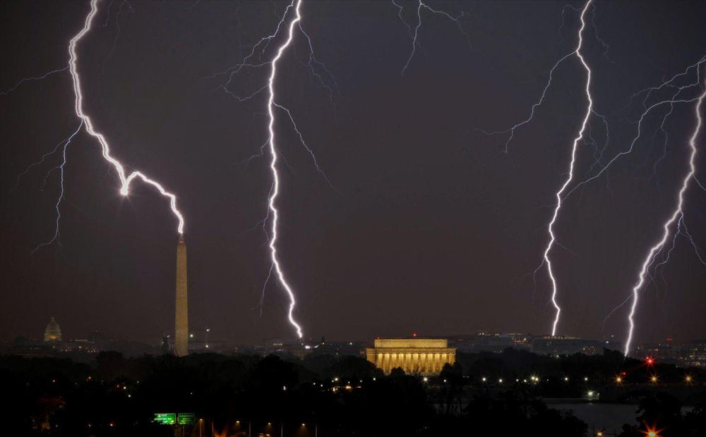 美国华盛顿纪念碑遭雷劈 直击雷威力多大 未来或还有2场大灾难 腾讯新闻