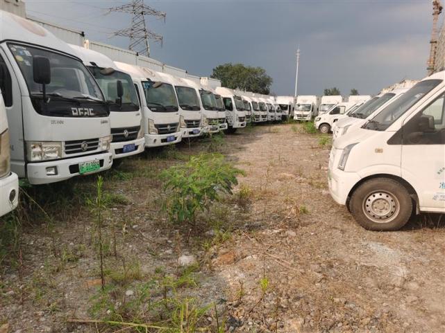 杭州出现多处新能源汽车“坟场”，这么多车都不要了吗？_腾讯新闻