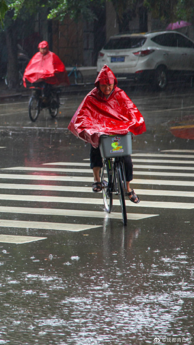 下雨天行人匆匆