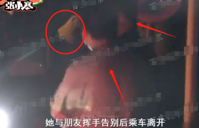 刘亦菲酒吧嗨玩至凌晨4点！穿紧身裤双腿细长，两个男子护送上车