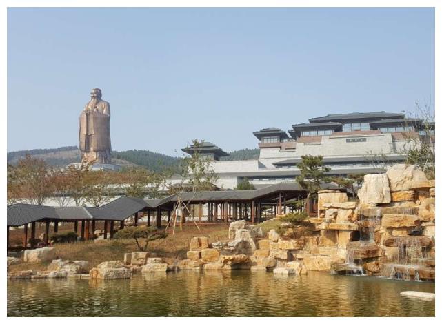 地处曲阜东南处,和泗水县以及邹城市的交界之处,相传这里就是孔子的