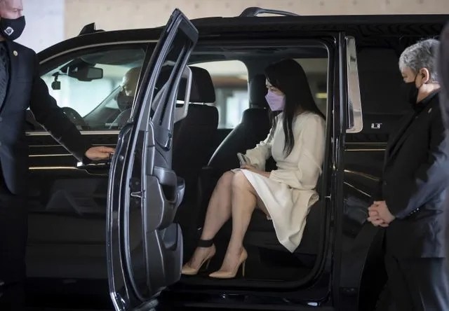 孟晚舟小白裙新造型显胖!小肚腩突出也难挡魅力,不如裹身裙显瘦