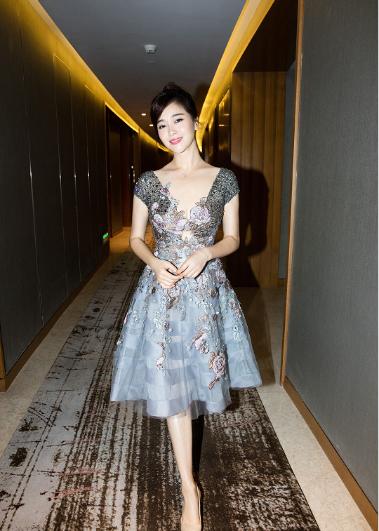 44岁的左小青掌握了"流量密码",一身露肩印花连衣裙,高级优雅