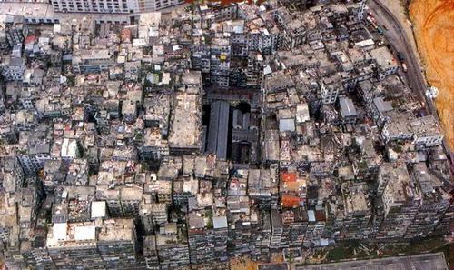 香港九龙城寨外国人眼里的赛博朋克世界人口最密集的贫民窟