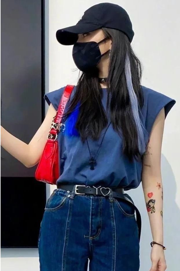 杨幂模仿画展手势九宫格纹身贴极为抢眼满满的少女感扑面而来