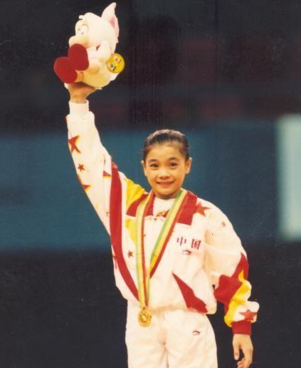 4岁学体操,14岁成名,17岁退役,"体操名将"莫慧兰如今怎样了?