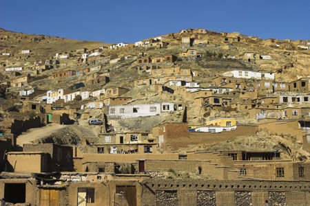 收获的更多阿富汗贫苦民众的支持,在这样的环境下,塔利班的农村包围