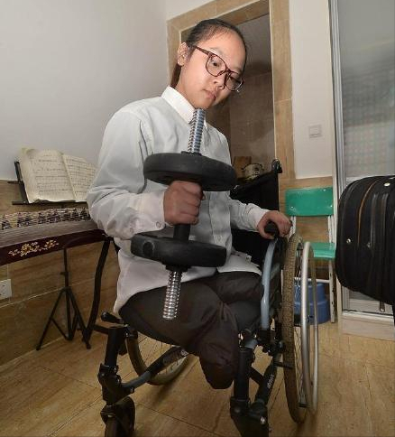 她11岁在大地震中失去双腿,18岁赴加拿大学飞行,5年后回国感恩