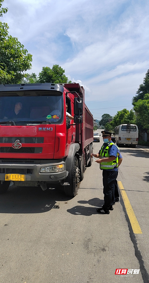 新邵县治超"亮剑"集中整治行动见成效