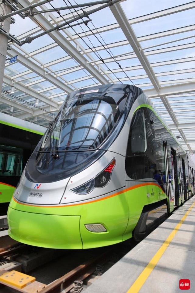 佛山南海有轨电车一号线首通段第一班列车,发车了!