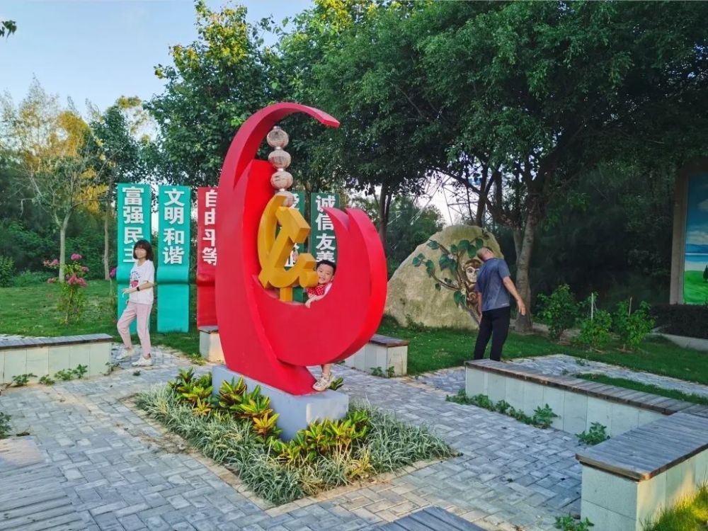 晋江市永和镇玉溪村村民在村里微景观悠闲漫步(林宏达摄)创新全要素