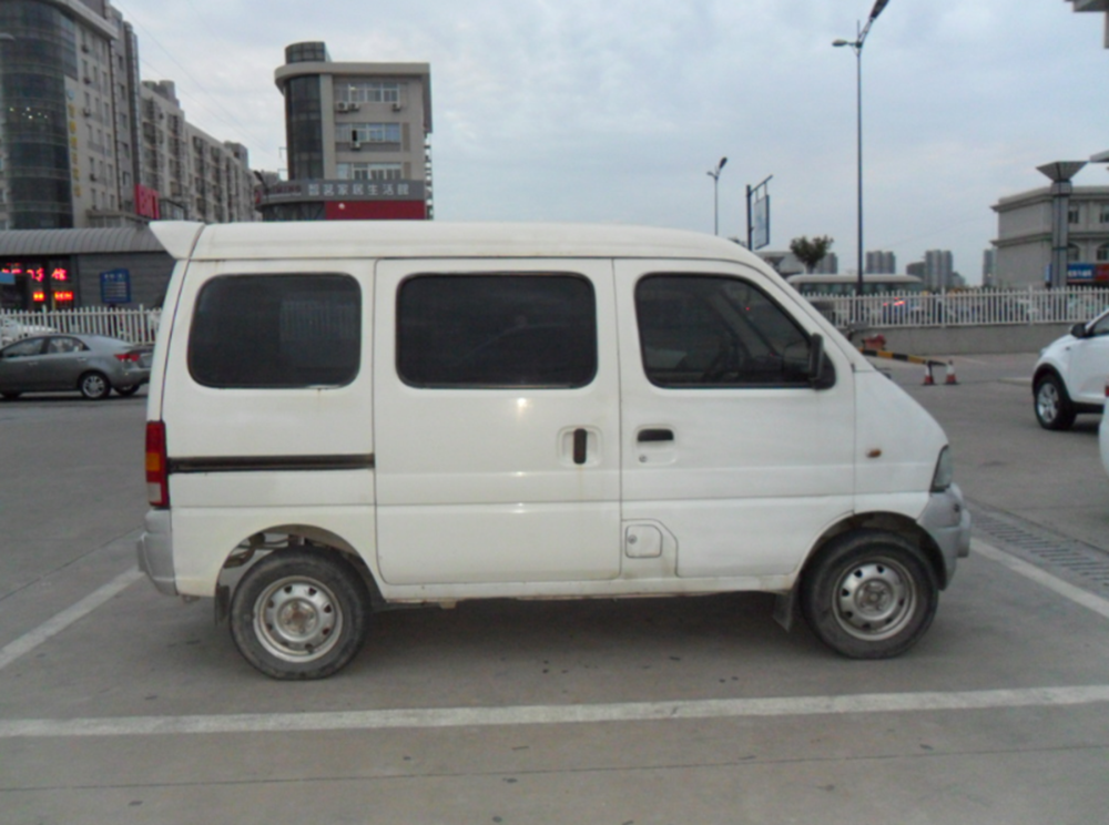 为啥面包车大都是白色和银色,很少有黑色?厂家:我造了你敢开?