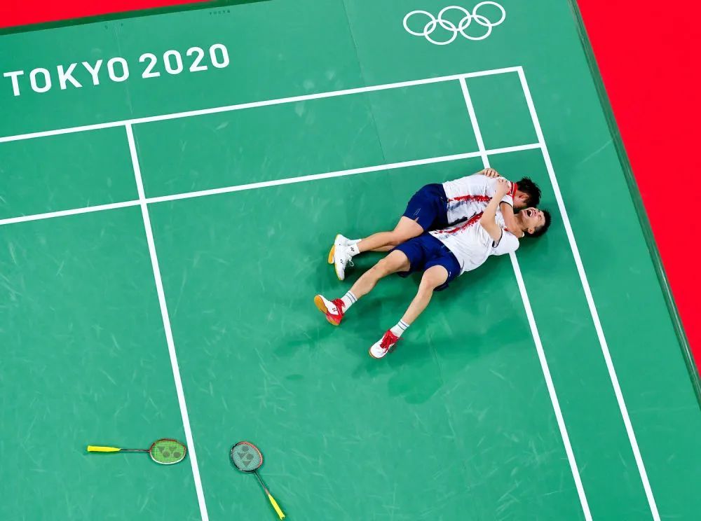 古巴队选手拉克鲁斯在夺得东京奥运会拳击男子重量级冠军后倒地庆祝