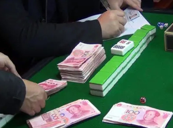 可就在他继续投钱的时候,不仅把赢来的钱输光了,还赔了个血本无归.