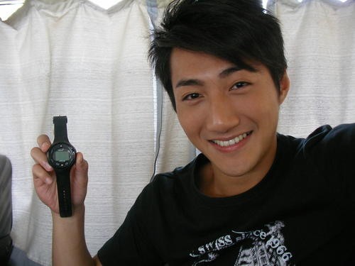 蔡淇俊近况定居内地开店当老板保养得当外表比实际年龄年轻